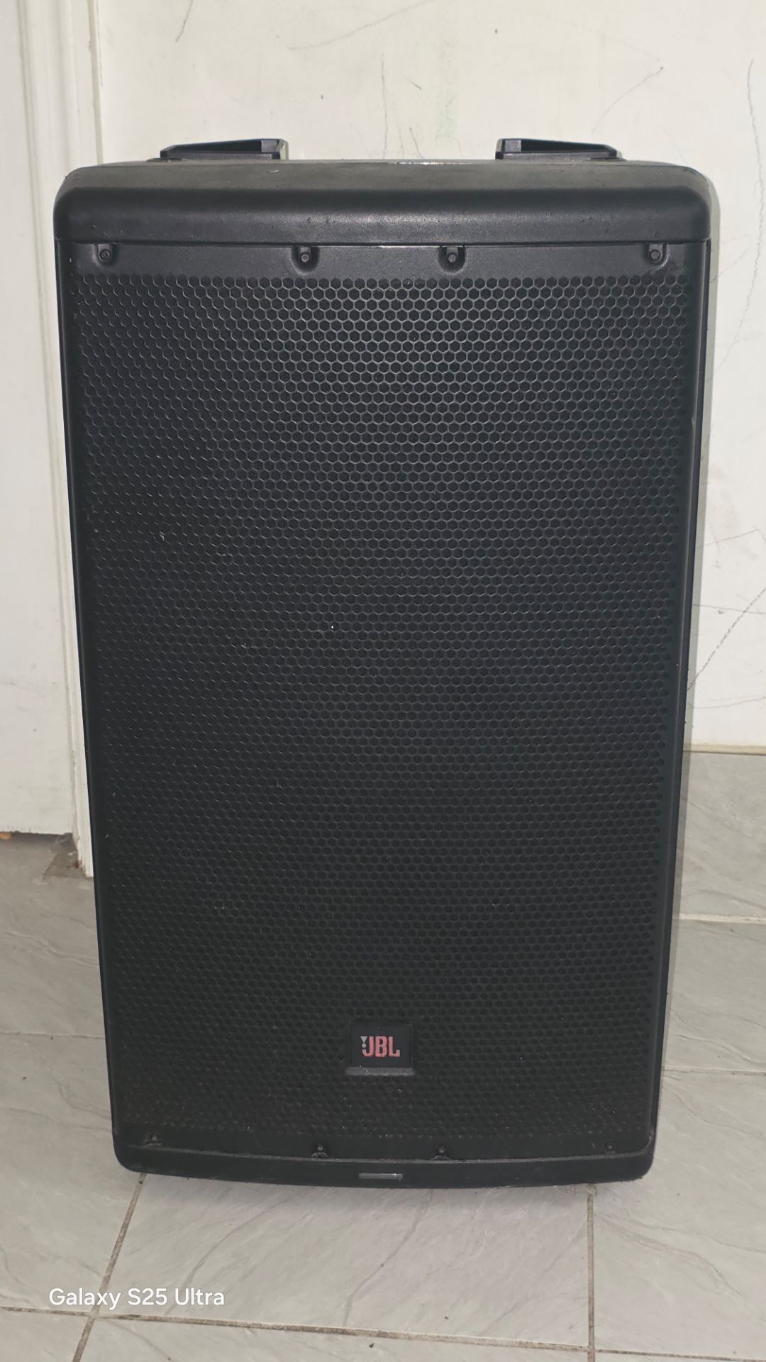 Powered single speaker JBL EON612