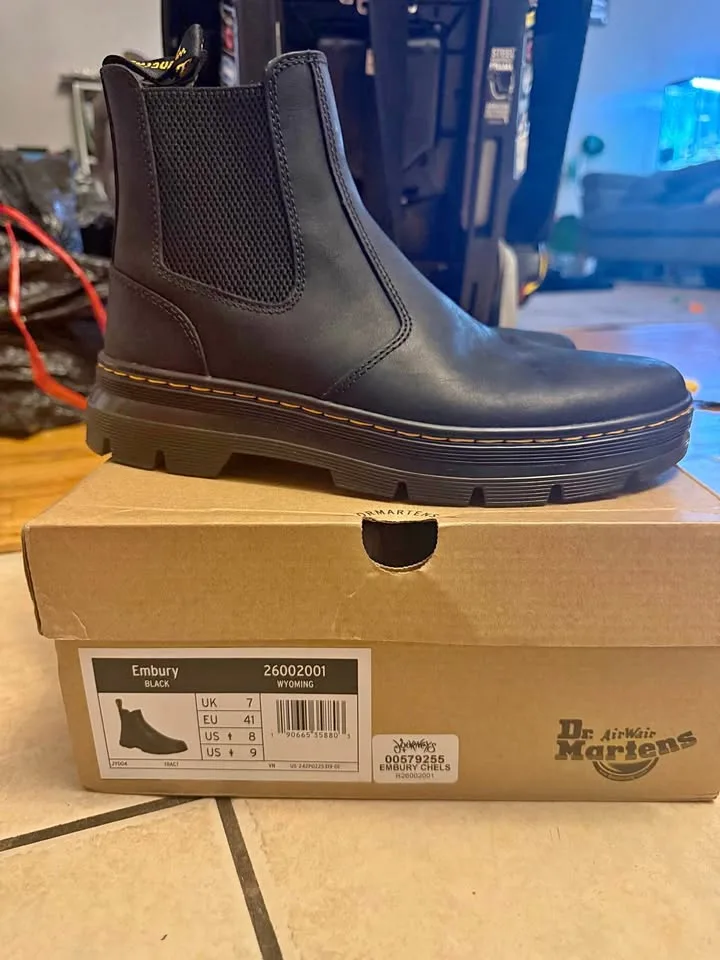Dr. Martens Embury Chelsea thumbnail