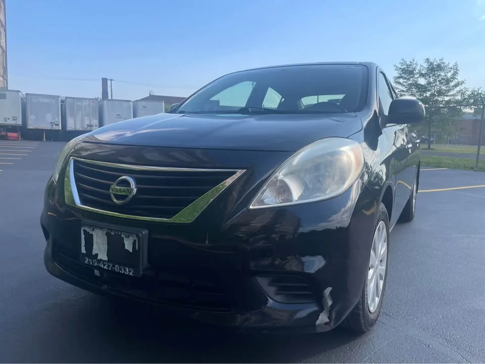 2013 Nissan Versa · SV Sedan 4D image indicator(4)