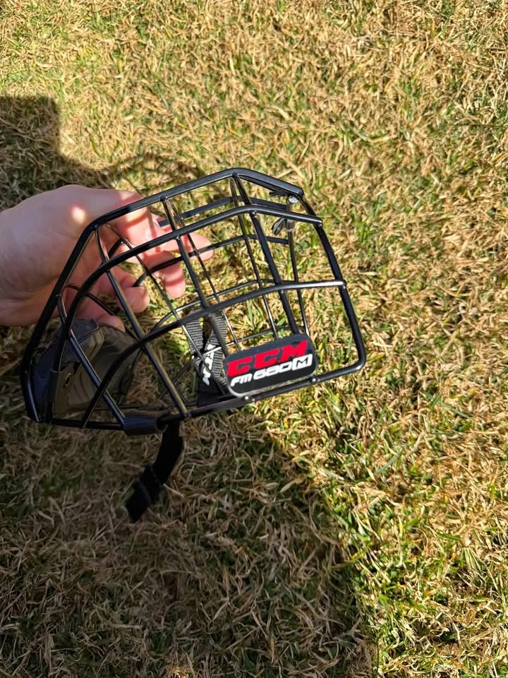 Hockey helmet cage