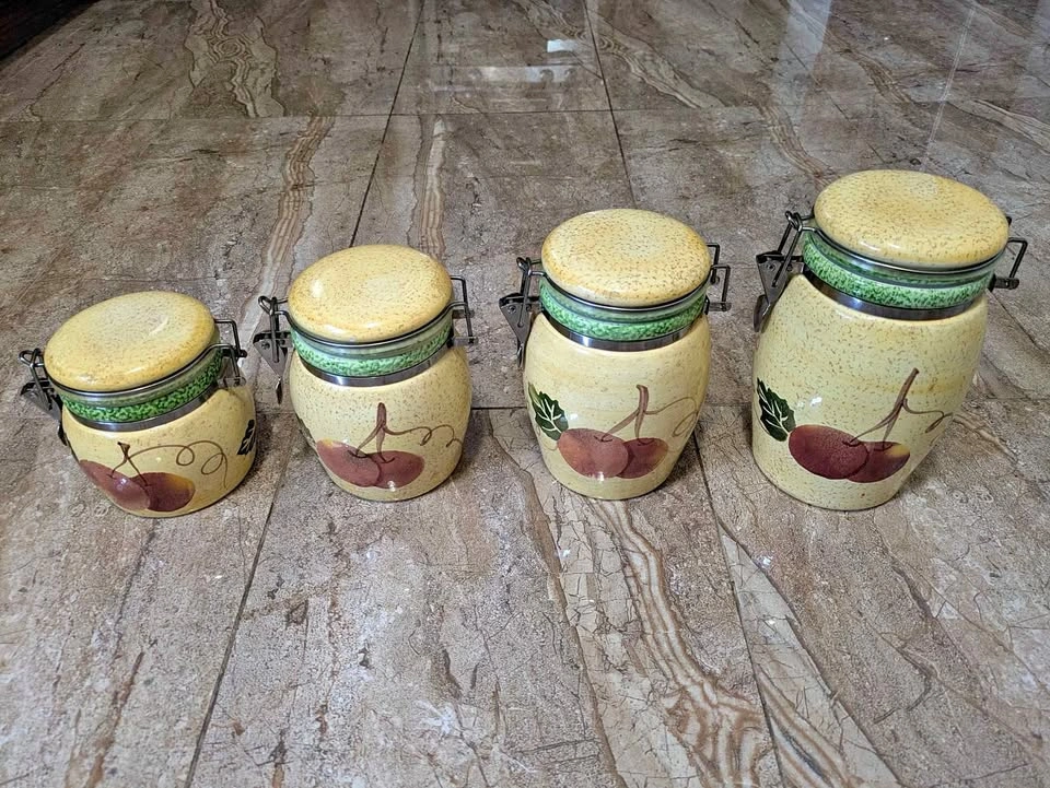 Set of 4 Ceramic Kitchen Jars with Airtight Latches