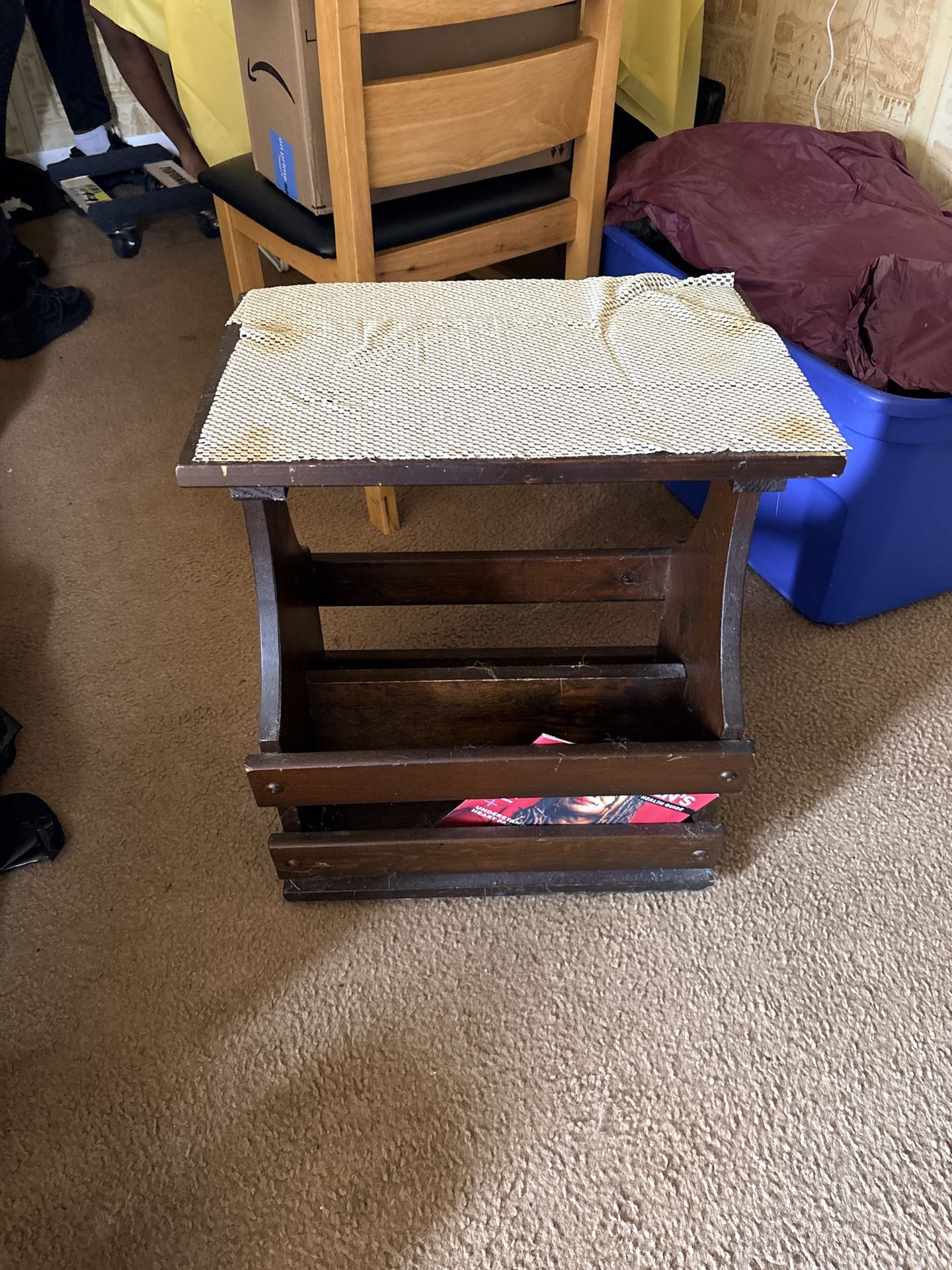 Magazine rack Table