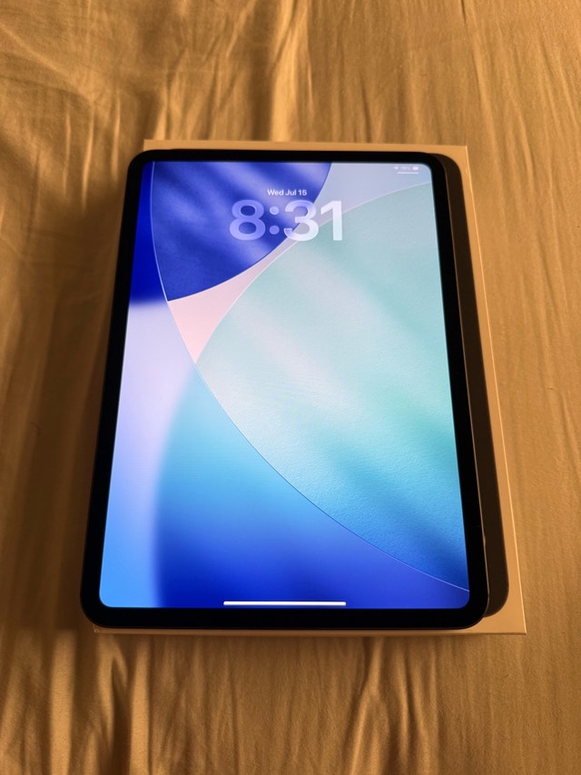 11” M4 iPad Pro 256gb WiFi+Cellular. 10/10 condition, 100% batt