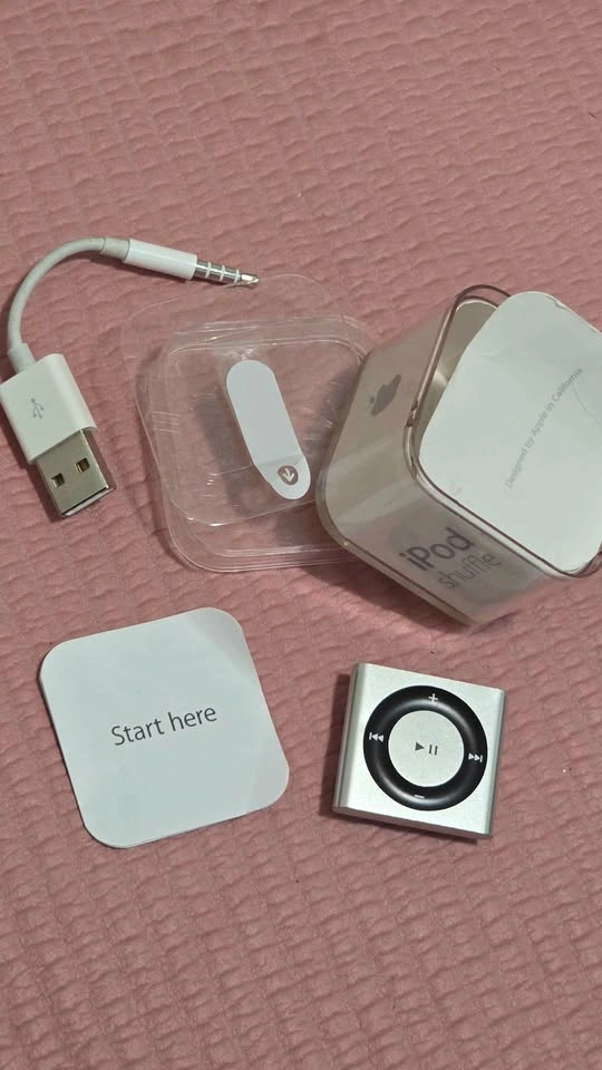 Apple iPod Shuffle 4th Generation - photo 3