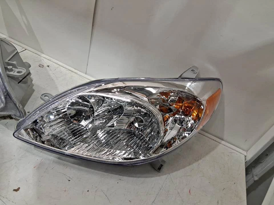 TRQ Headlights Pair for Toyota Matrix 2003/2008