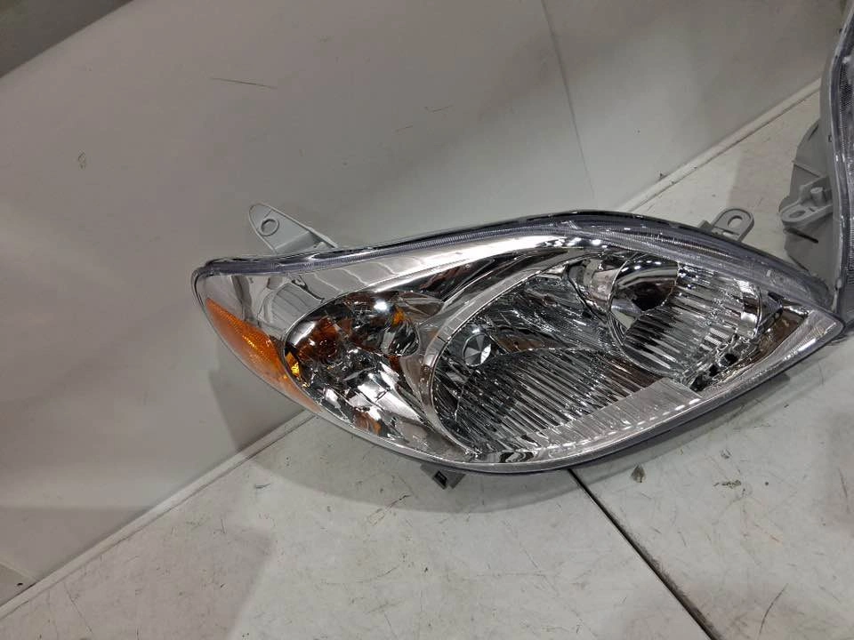 TRQ Headlights Pair for Toyota Matrix 2003/2008 - photo 3