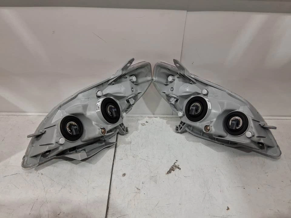 TRQ Headlights Pair for Toyota Matrix 2003/2008 - photo 4
