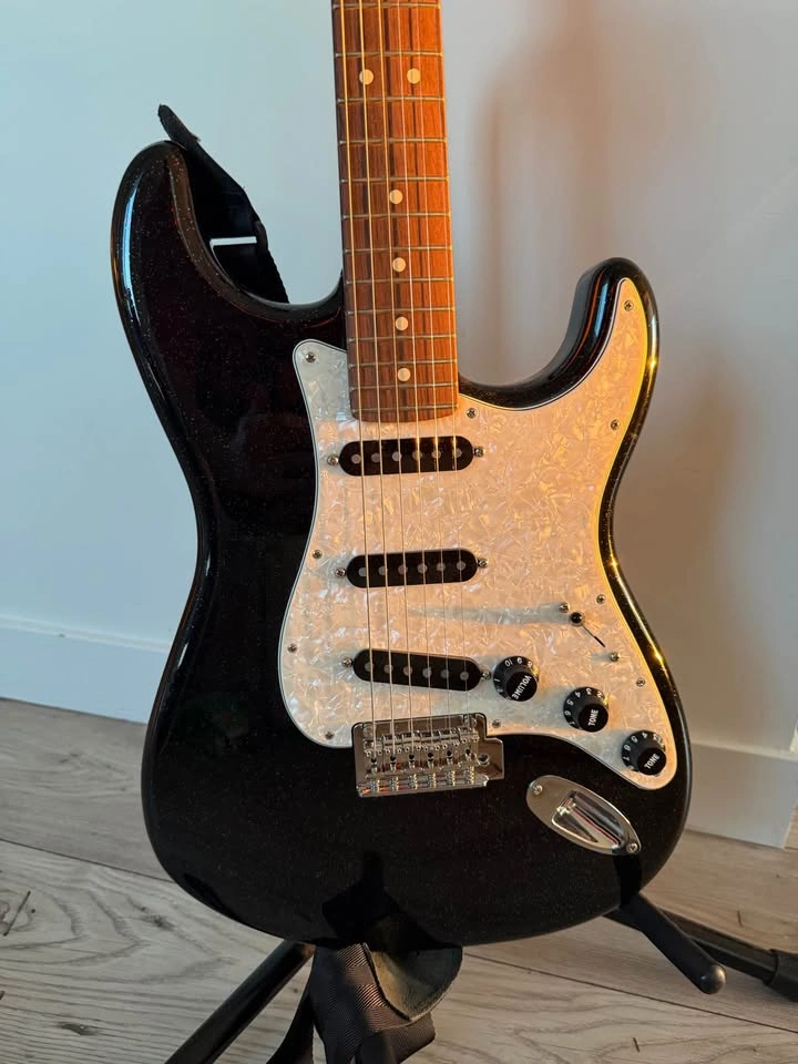 Fender 70th Anniversary Stratocaster - photo 2