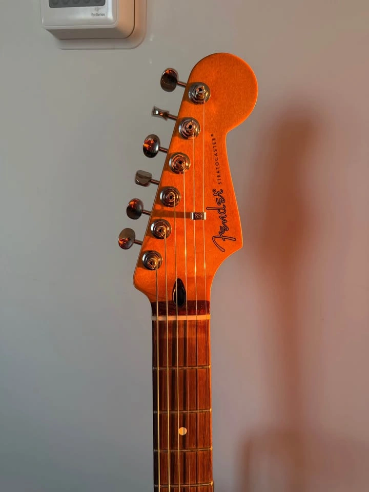 Fender 70th Anniversary Stratocaster - photo 3