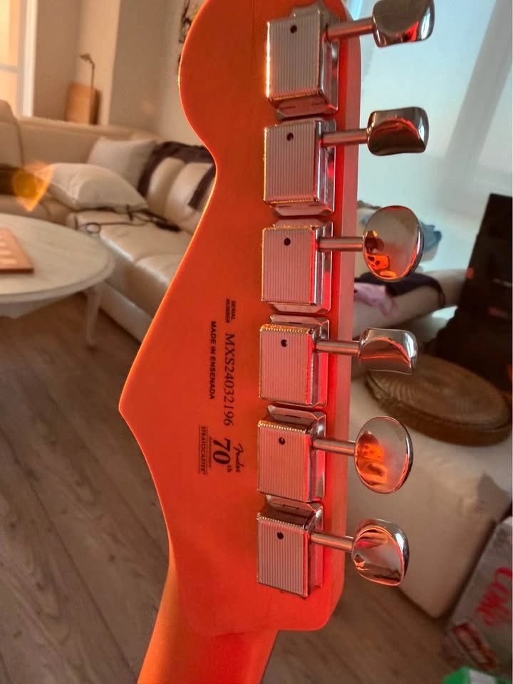 Fender 70th Anniversary Stratocaster - photo 4