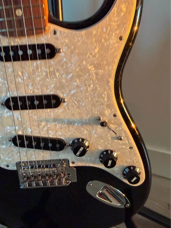 Fender 70th Anniversary Stratocaster - photo 5
