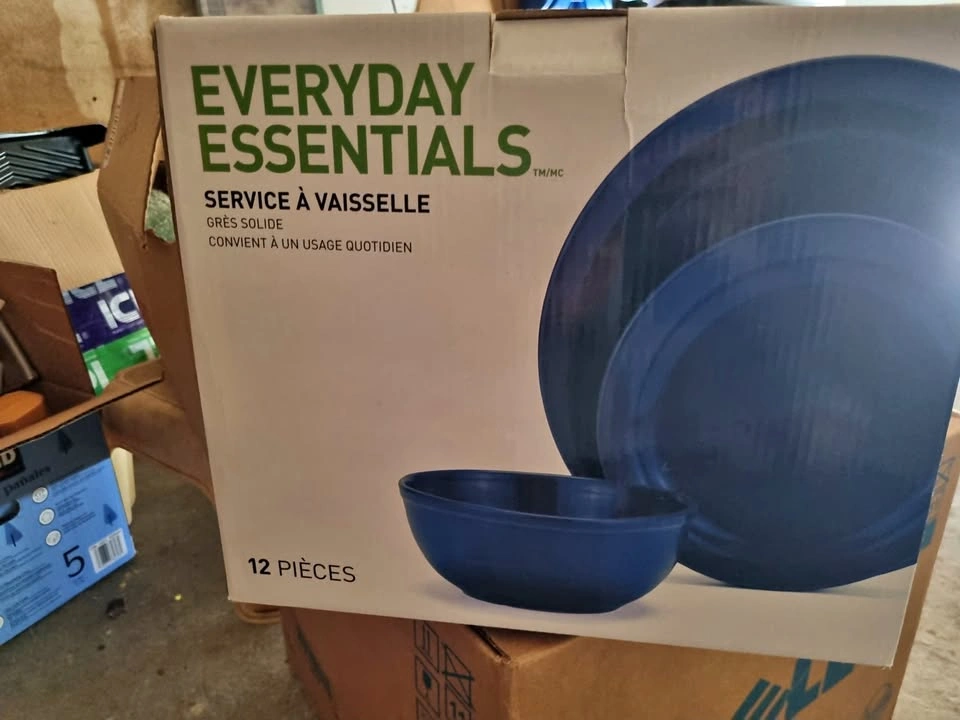 Brand New - Dinnerware Set - 12 Pieces