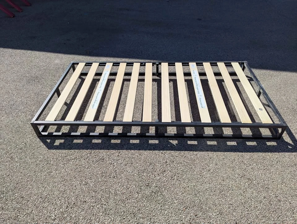 Black metal platform bed - photo 3