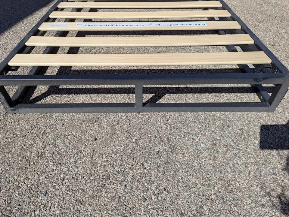 Black metal platform bed - photo 4