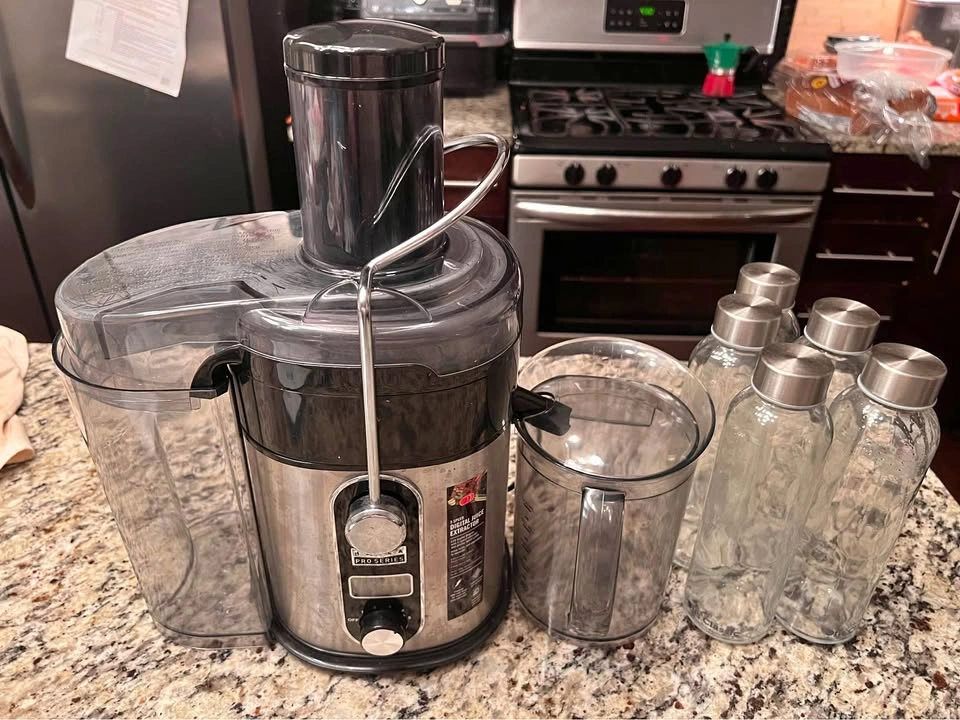 Juice extractor with glass bottles