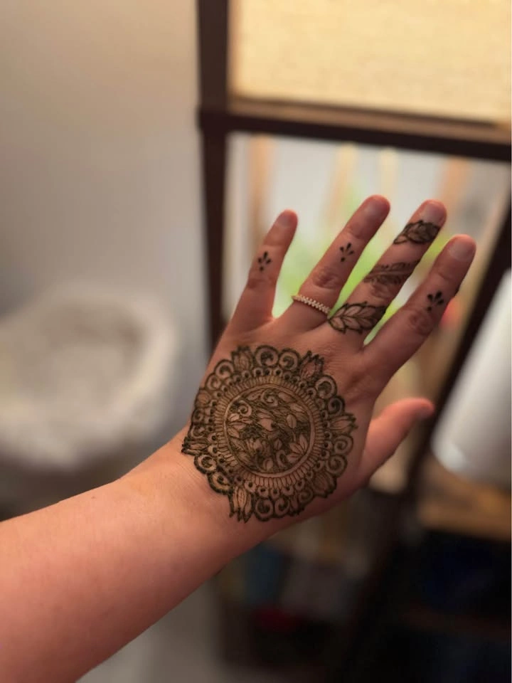 FREE mehendi/henna application! - photo 2