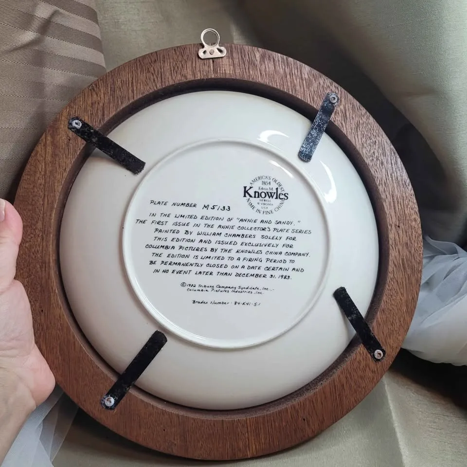 1982 Knowles Collector Plate "Annie and Sandy"- Frame image indicator(5)