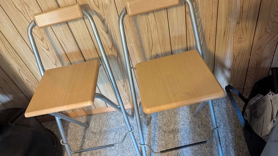 2 wooden folding bar stools - photo 2