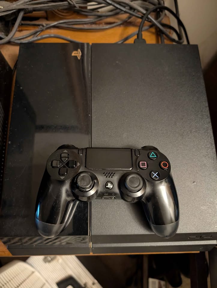 PS4 500 GB + 32 game lot & controller - photo 2