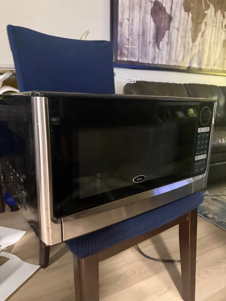 Oster 1100W Stainless Steel Microwave – Works Great - photo 2