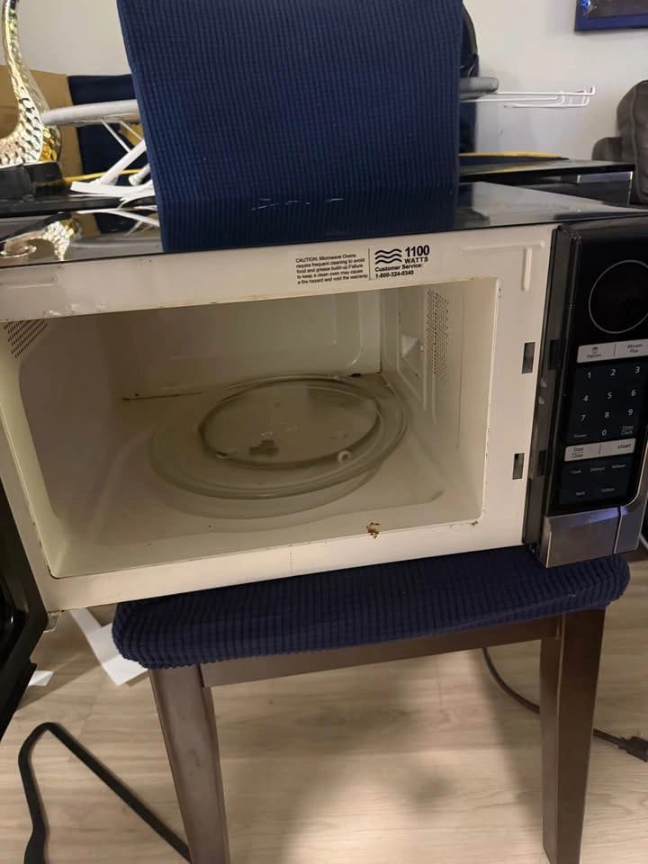 Oster 1100W Stainless Steel Microwave – Works Great - photo 3
