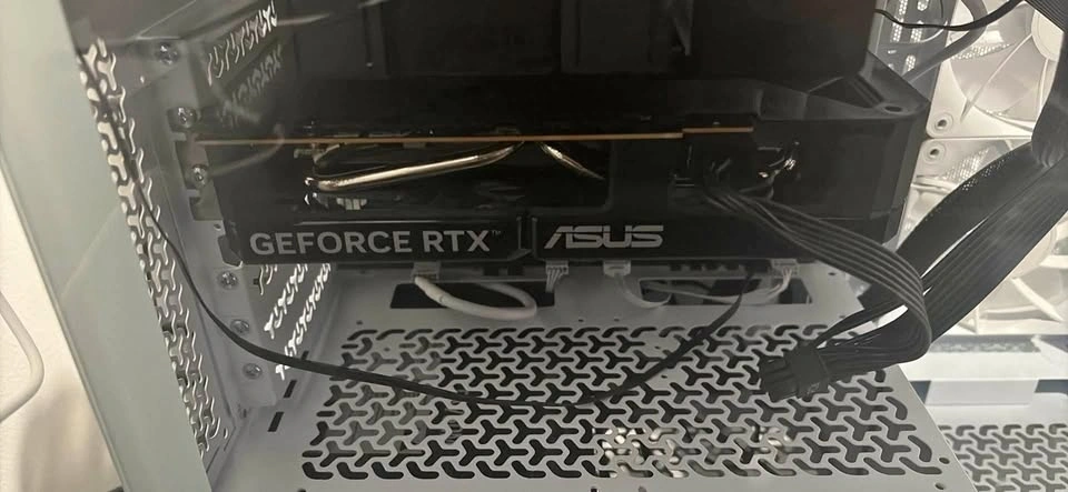 ASUS Dual GeForce RTX 5060 8GB GDDR7 - Like New Condition