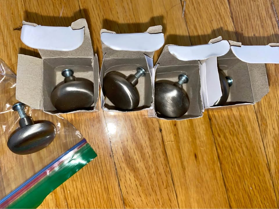 7 Knobs for sale.