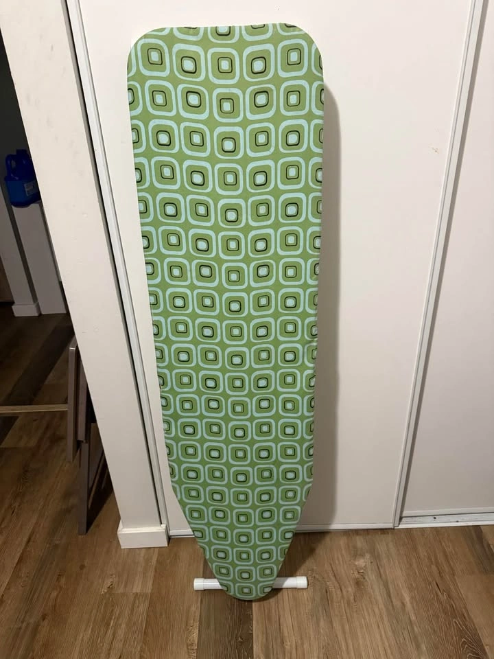 Ironing Board | Adjustable Height | Folding | Good Condition - photo 2