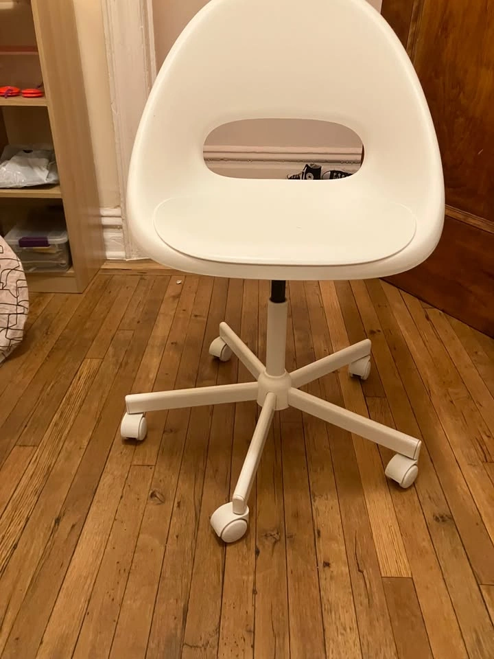 Wade Logan Computer Desk and Ikea Swivel Chair - photo 3