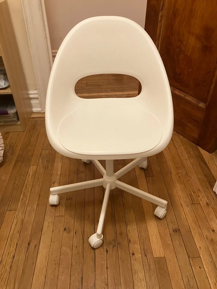Wade Logan Computer Desk and Ikea Swivel Chair - photo 4