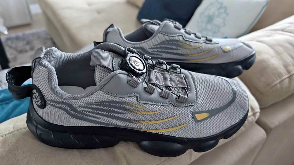 New Lightweight Sneakers with Quick-Lace System