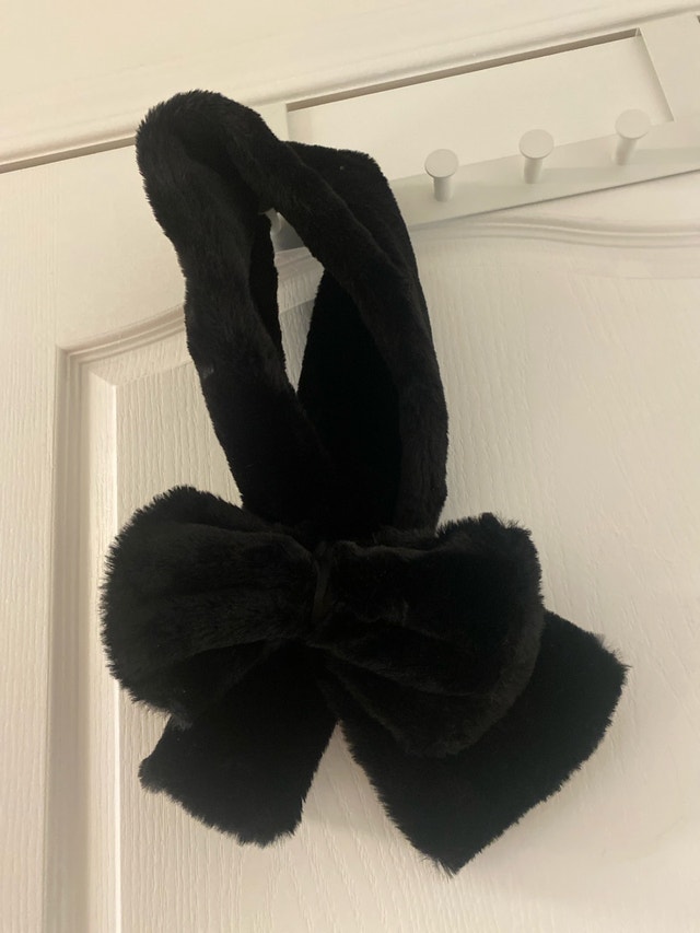 Black Faux Fur Bow Scarf