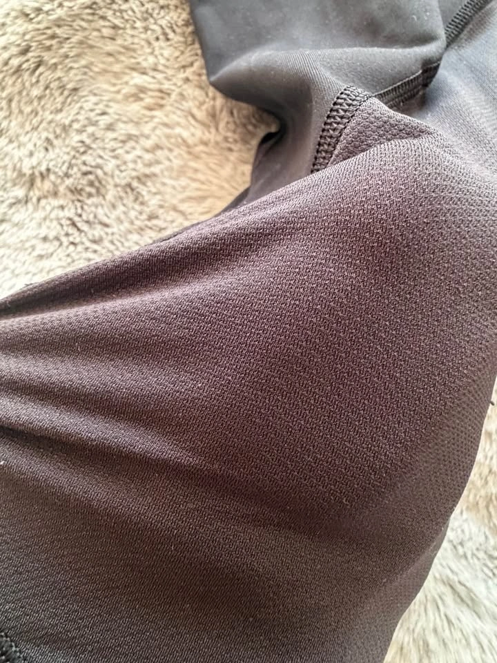 Lululemon Black Crop Leggings Size 6 | Side Pockets | Zip Pocket - photo 2
