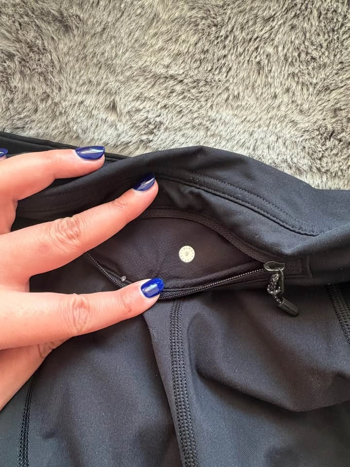 Lululemon Black Crop Leggings Size 6 | Side Pockets | Zip Pocket - photo 3