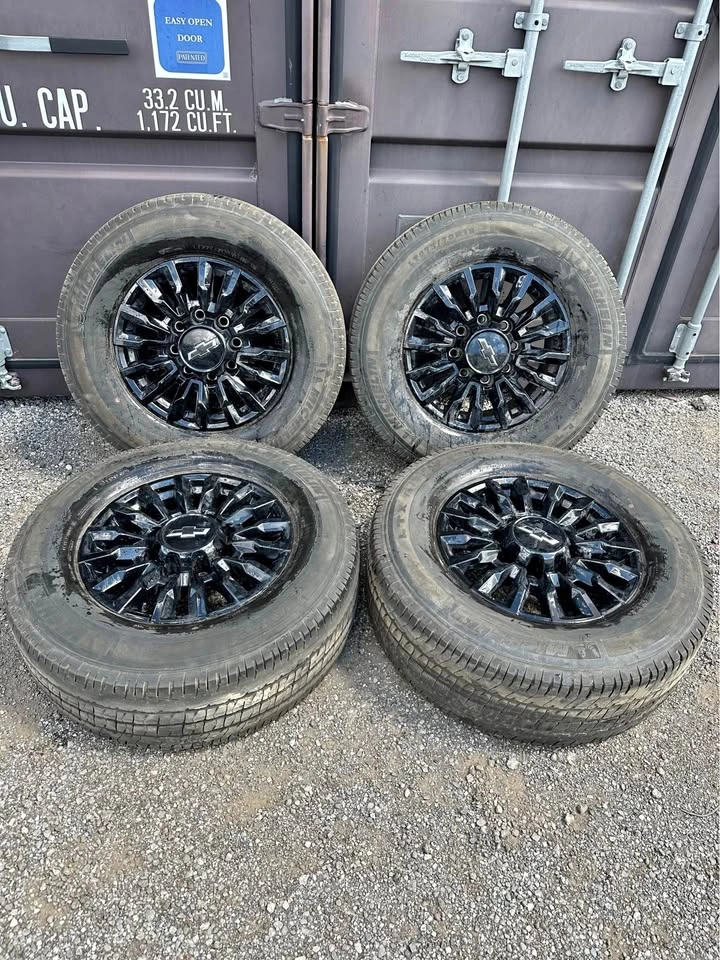 18” OEM Silverado/Sierra 2500HD/3500HD Rims on Michelin Tires