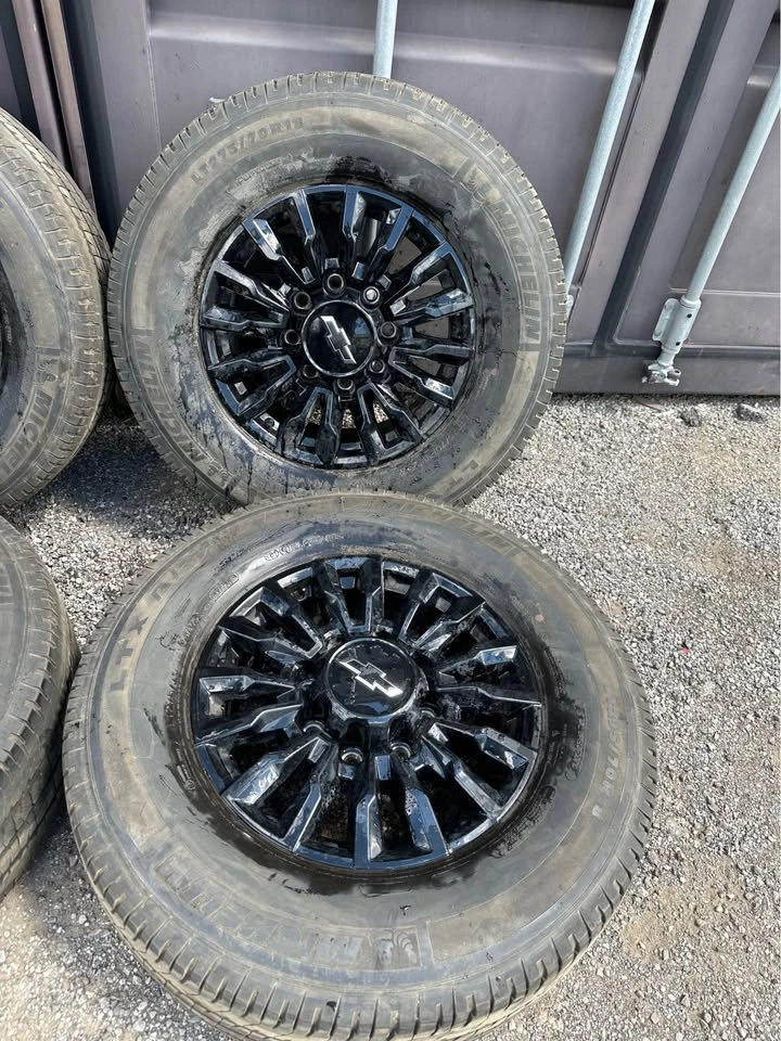 18” OEM Silverado/Sierra 2500HD/3500HD Rims on Michelin Tires - photo 2