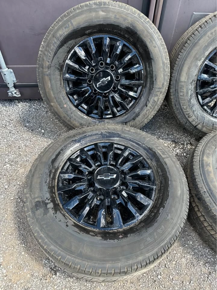 18” OEM Silverado/Sierra 2500HD/3500HD Rims on Michelin Tires - photo 3