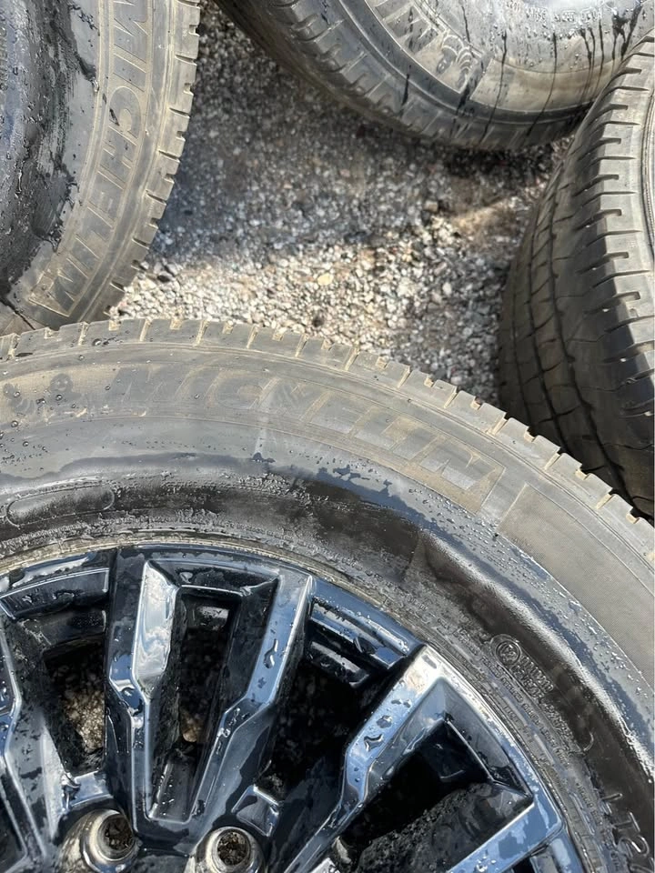 18” OEM Silverado/Sierra 2500HD/3500HD Rims on Michelin Tires - photo 5