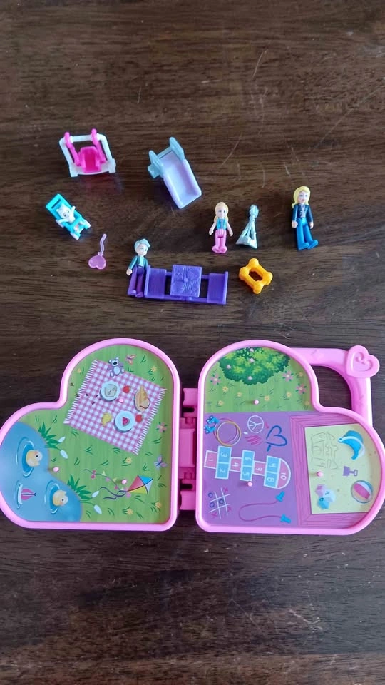 Polly Pocket Heart Compact Playset with Accessories