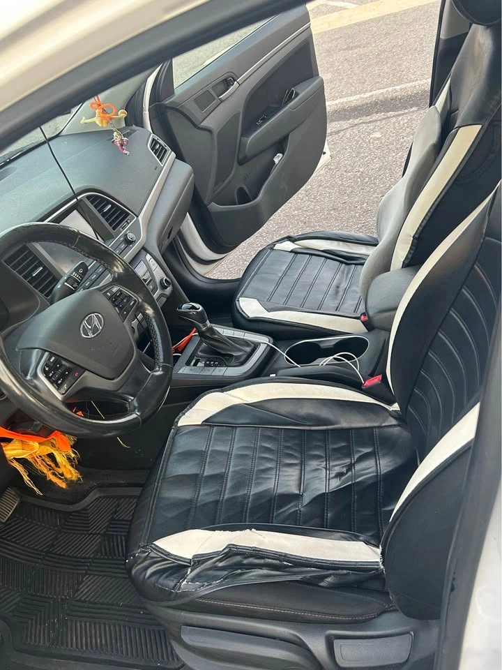 2018 Hyundai Elantra - photo 4