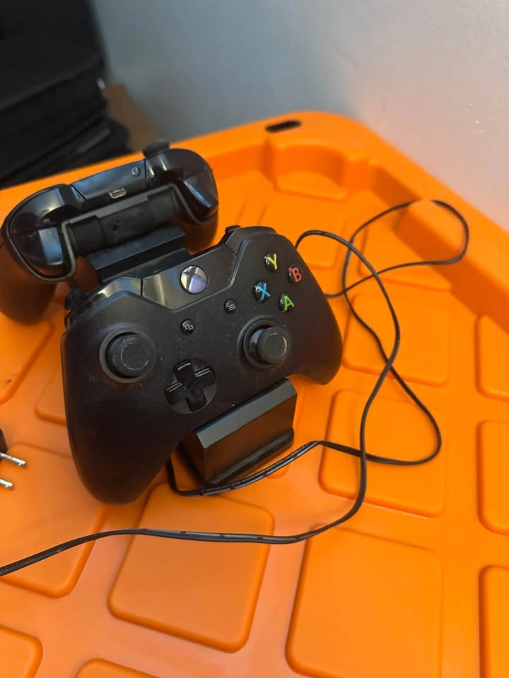 Xbox one console and accessories - photo 4