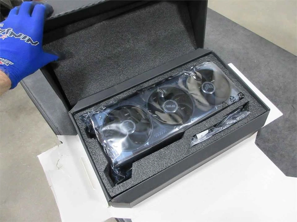 Asus TUF RTX 5080 OC GPU - photo 2
