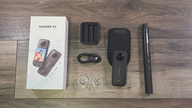 Insta360 X3 : Invisible stick, battery charger, and lens protect