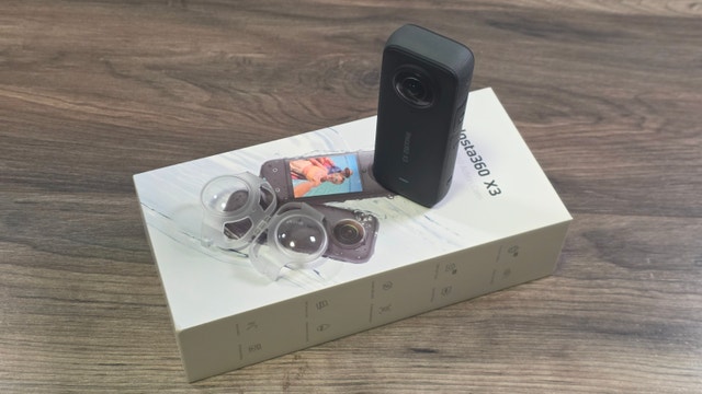 Insta360 X3 : Invisible stick, battery charger, and lens protect - photo 2
