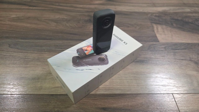 Insta360 X3 : Invisible stick, battery charger, and lens protect - photo 3
