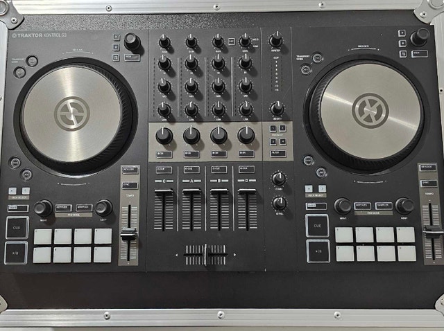 Native Instruments Traktor Kontrol S3 + Flight Case – Unused