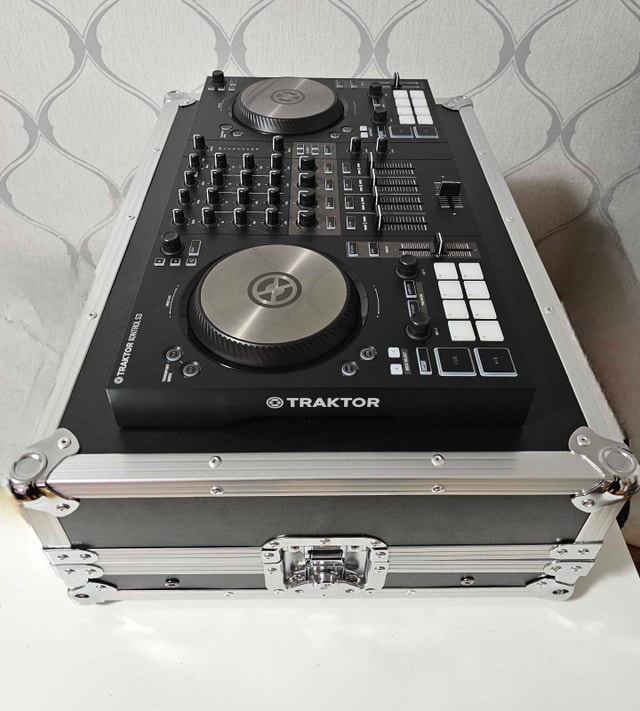 Native Instruments Traktor Kontrol S3 + Flight Case – Unused - photo 2