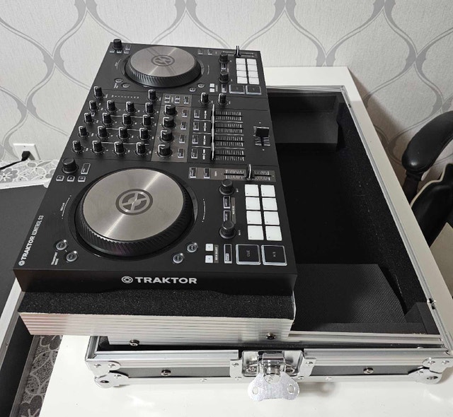 Native Instruments Traktor Kontrol S3 + Flight Case – Unused - photo 4