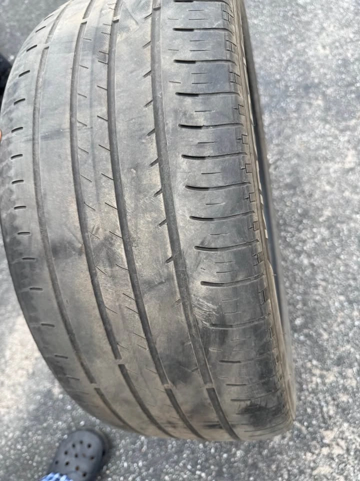 Set of 4 All-Season Tires - 235/45R18 - photo 2