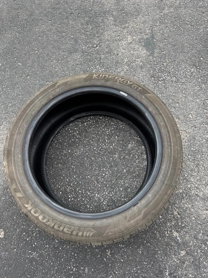 Set of 4 All-Season Tires - 235/45R18 - photo 4